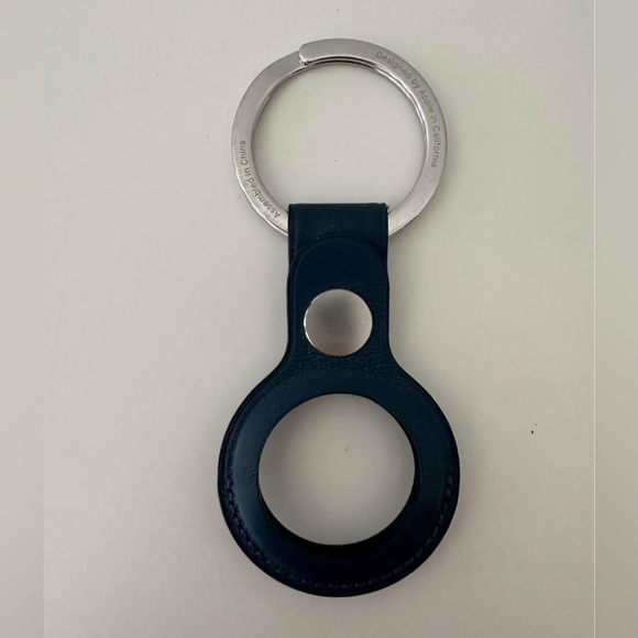 AirTag marine leather keyring - Picture 2 of 3